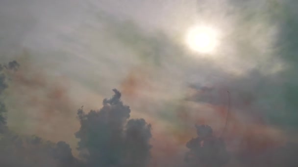Enorme corazón de amor dibujado en el cielo por las bombas de humo de un equipo acrobático — Vídeos de Stock