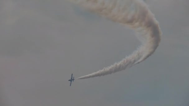 Militärflugzeug macht Hochleistungs-Drehung mit Rauch — Stockvideo