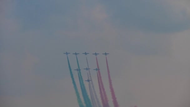 Drapeau rouge blanc et vert italien dans le ciel par Frecce Tricolori — Video