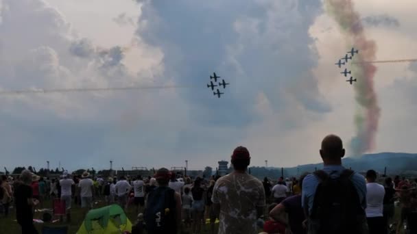 Crossing of the Frecce Tricolori in front of the audience of an airshow. 4K — Stock Video