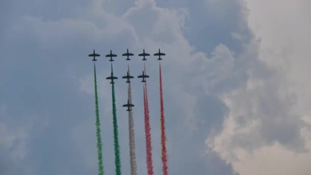 Tight formation of many aerobatic planes performs a loop with colored smoke — Stock Video