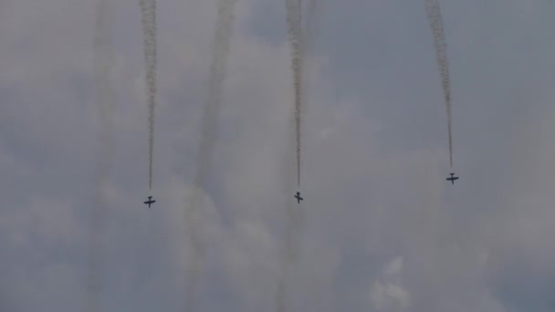 Três aeronaves militares executam um loop perfeitamente sincronizado — Vídeo de Stock