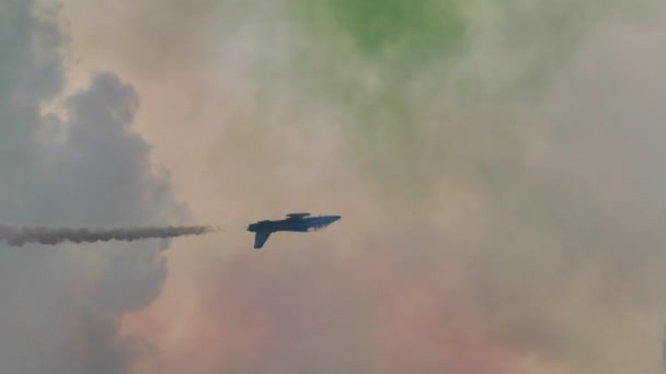 Solo van Frecce Tricolori in omgekeerde vlucht gevolgd door een negatieve klim — Stockvideo