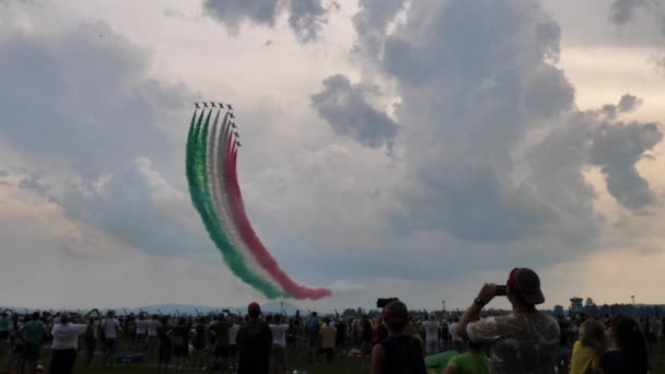 意大利国旗由Frecce Tricolori用红色、绿色和白色的烟雾在空中飘扬 — 图库视频影像