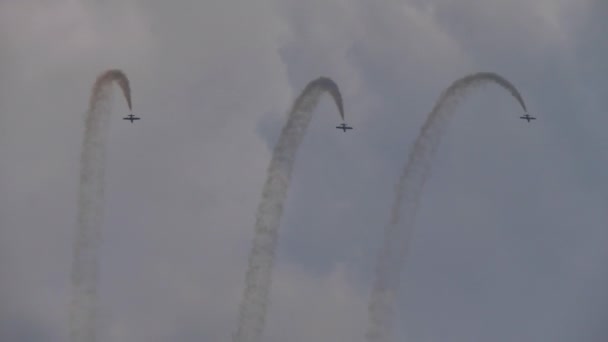 Perfect teamwork vertrouwen en synchronisatie van 3 jets vliegtuigen looping in de lucht — Stockvideo