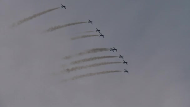 Formation von Flugzeugen öffnet sich im Flug und jedes geht in verschiedene Richtungen — Stockvideo