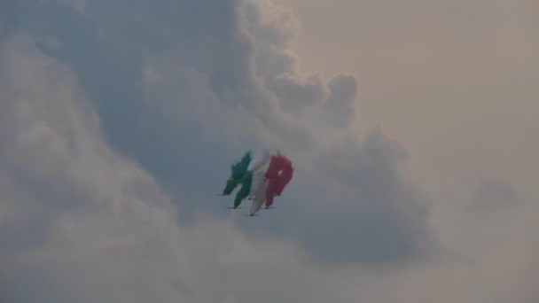 Airplanes with red white and green smokes colors of the italian flag draw a star — Stock Video