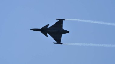 Modern bir savaş uçağının siyah silueti.