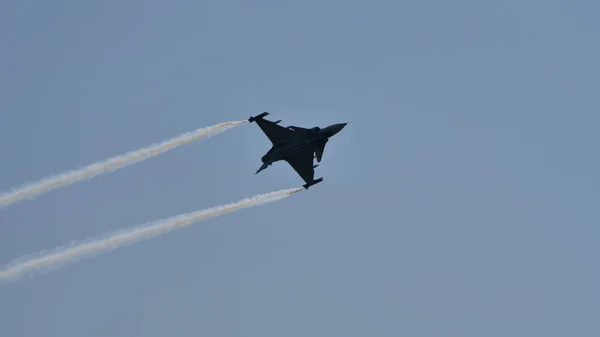 푸른 하늘을 나는 전투 비행기 — 스톡 사진