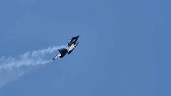 Military fighter jet high performance flight. High quality image with copy space — Stock Photo, Image