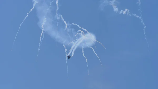 L'avion de chasse de la Force aérienne lance des fusées éclairantes anti-missiles à guidage thermique infrarouge — Photo