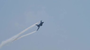 Savaş uçağı ters uçuşta sallanıyor.