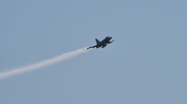 Süpersonik avcı uçakları ısı güdümlü füzelere karşı işaret fişeği fırlatıyor.