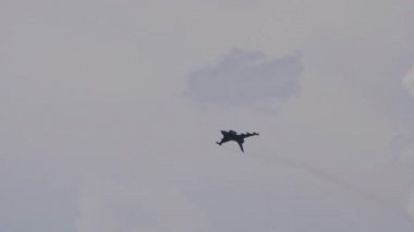 Modern jet savaş uçağı bir dizi savaş manevrası gerçekleştirir.