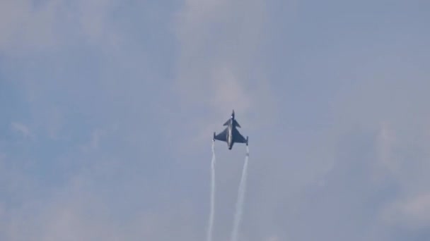 Supersonic jet fighter plane performs a series of vertical rolls — Stock Video
