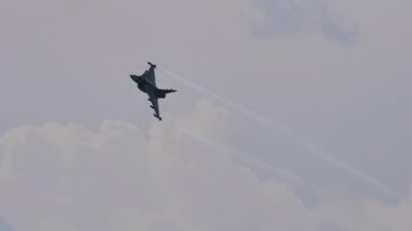 Modern süpersonik uçak savaş manevraları yapıyor. 