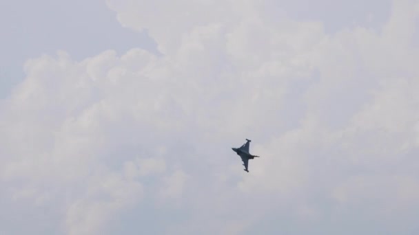 Истребитель реактивных самолетов в небе на высокой скорости — стоковое видео
