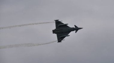 Zeltweg, Avusturya SEPTEMBER, 6, 2019 Çevik Hava Kuvvetleri savaş uçağı dumandan uçuyor. Avusturya Hava Kuvvetleri 'nden Eurofighter Typhoon EFA