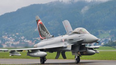 Zeltweg, Avusturya SEPTEMBER, 6, 2019 Hava freni açık ve renkli kuyruklu bir askeri uçağın önü. Avusturya Hava Kuvvetleri 'nden Eurofighter Typhoon EFA