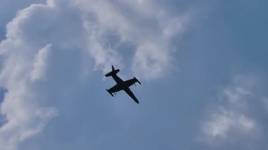 Maribor Hava Gösterisi Slovenya AUGust, 15, 2021 Askeri jet, mavi gökyüzünde beyaz bulutlarla uçuyor. Aero Vodochody L-159 ALCA savaş uçağı ve Çek Hava Kuvvetleri 'nin ileri jet eğitmeni uçağı 