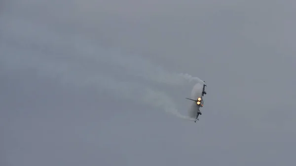 Afterburner completo e condensazione di vapore sulle ali di un jet da combattimento — Foto Stock