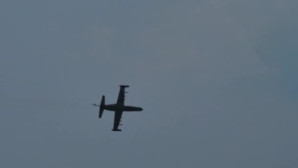 Demostración acrobática de una aeronave militar durante una exhibición aérea — Vídeos de Stock