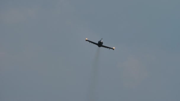 一架军用喷气式飞机在飞行后的特写 — 图库视频影像