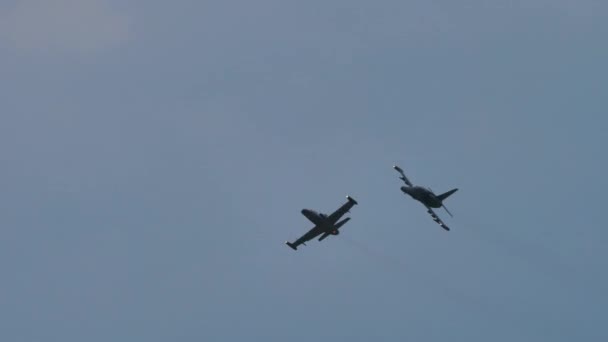 Par de aviones de combate ligeros y aviones avanzados de entrenamiento a reacción haciendo rollos — Vídeo de stock