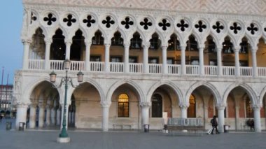 Doges Sarayı cephesi, Palazzo Ducale, Altın Saat 'te mükemmel aydınlatılmış.