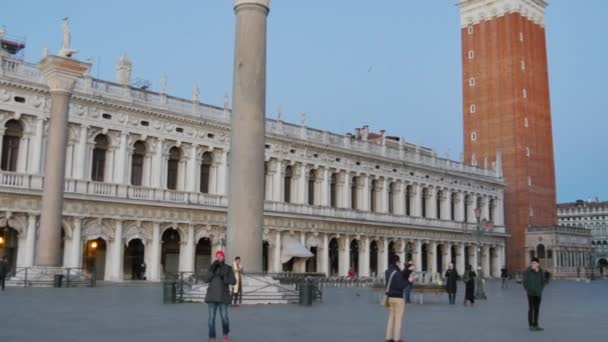 황금시간대에 이탈리아 베네치아의 세인트 마크스 리틀 스퀘어에 있는 피아 제타 디 산 마르코 — 비디오