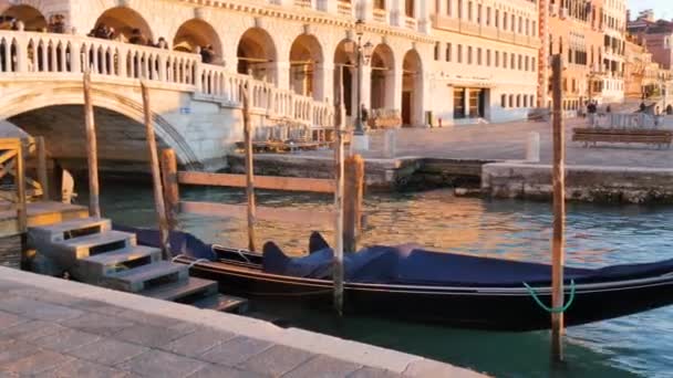 Gondola zaparkowana w pobliżu białego kamiennego mostu w Riva degli Schiavoni — Wideo stockowe