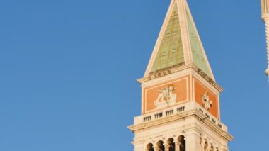 St. Marks Çan Kulesi tepeden tırnağa mükemmel aydınlatılmış.