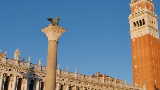 Zoom en león alado de San Marcos en la parte superior de la columna en la plaza en el cielo azul — Vídeos de Stock