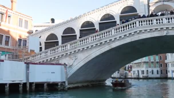Liten och elegant träbåt passerar under Rialtobron i Venedig Italien 4K — Stockvideo