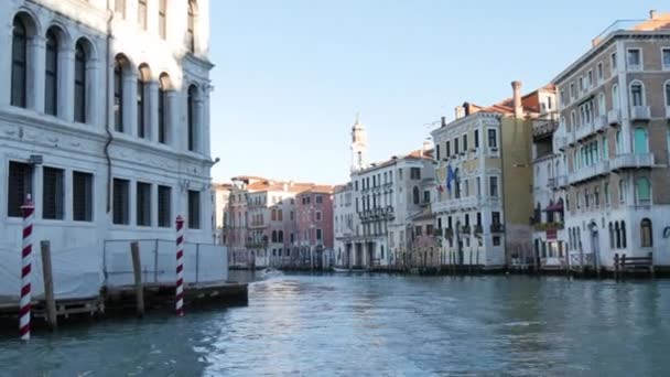Venedik 'te Büyük Kanal boyunca seyrüsefer ve ona bakan güzel binalar. — Stok video