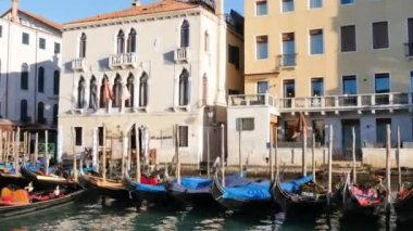 Venedik 'teki Büyük Kanal' daki lüks binaların önüne park etmiş Gondollar.