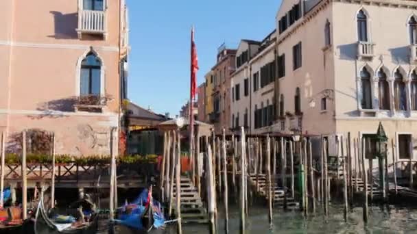 Venedik 'teki Büyük Kanal' da tarihi binaların önüne park edilmiş Gondollar. — Stok video