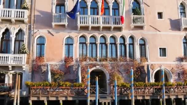 Belas fachadas de luxuosos edifícios históricos venezianos no Grande Canal — Vídeo de Stock
