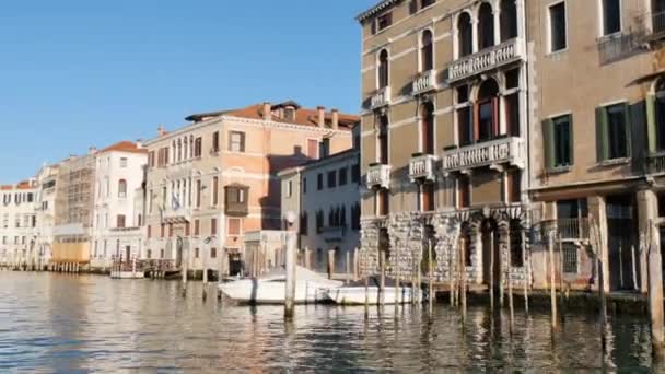 Grande Canal de Veneza em 4K em um dia ensolarado com céu azul — Vídeo de Stock