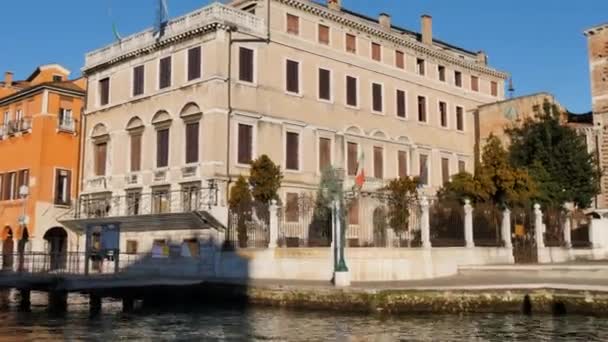 Palast am Canal Grande in Venedig vom Boot aus perfekt beleuchtet — Stockvideo