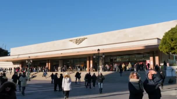 Turisták érkeznek Velencébe a Santa Lucia vasútállomás előtt — Stock videók