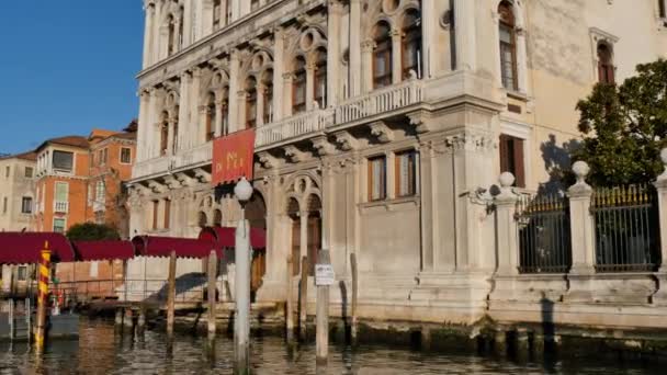 베네치아 카지노에 들어가는 장면, 대운하를 타고 항해하는 모습 — 비디오