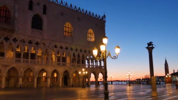Doges Palace e Praça de São Marcos em Veneza minutos antes do nascer do sol — Vídeo de Stock