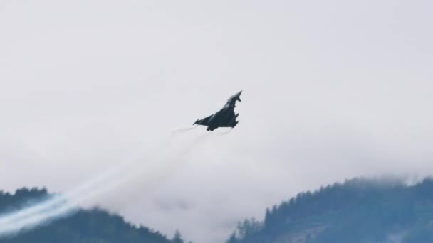 Στρατιωτικό μαχητικό αεριωθούμενο αεροπλάνο προσομοιώνει ασκήσεις μάχης στο γκρίζο συννεφιασμένο ουρανό — Αρχείο Βίντεο