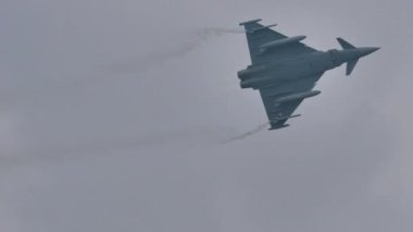 Yakıt tanklarıyla uçan süpersonik bir jet uçağının videosunu kapat