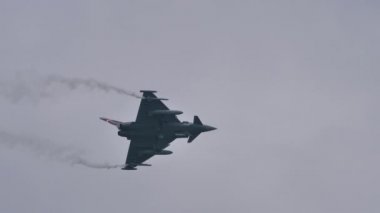 Hava Kuvvetleri savaş uçağı iniş takımları çıkarılmış ve düşük hızda uçuyor.