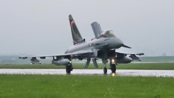 军用飞机在跑道上滑行，开启空气制动器 — 图库视频影像