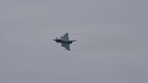 Aviones militares aviones de combate en vuelo a alta velocidad durante un espectáculo aéreo — Vídeo de stock