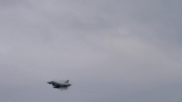 Avion militaire en vol à grande vitesse dans un ciel nuageux — Video