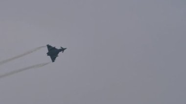 Delta kanatlı ve canard yüzgeçli modern süpersonik uçak